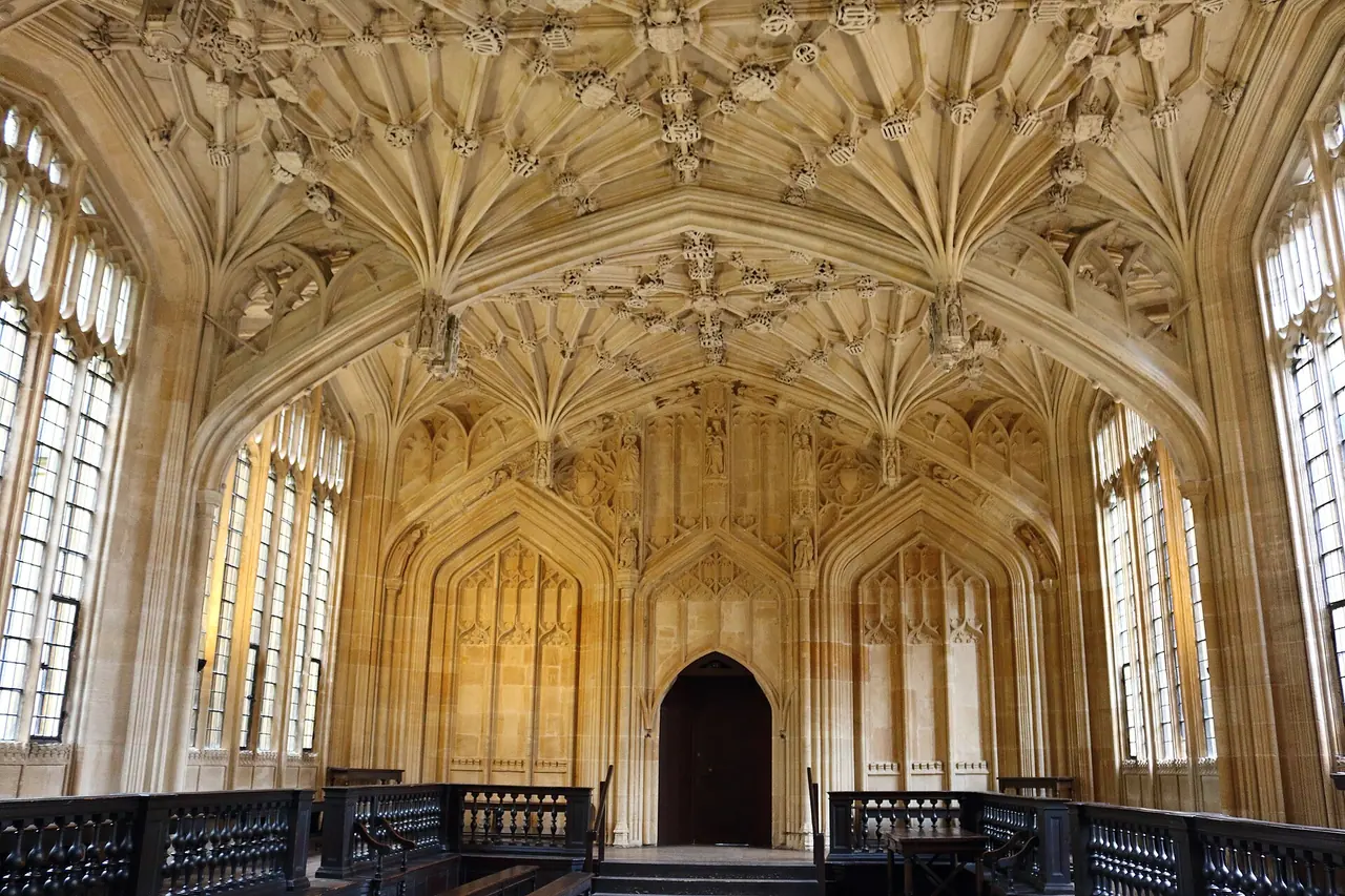 Das hintere Ende der Divinity School, ihr gemeißeltes Steingewölbe über dunklen Holzbänken