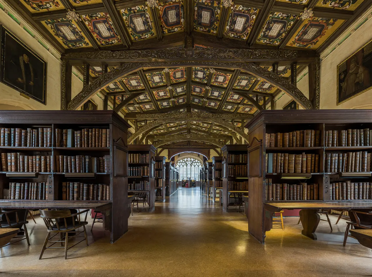 Duke Humfrey's Library, Eichenbücherregale unter einer bemalten Decke, Blick entlang des Lesesaals