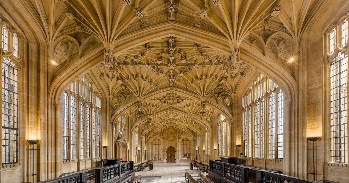 Die Divinity School der Bodleian Library unter ihrem gemeißelten Steingewölbe